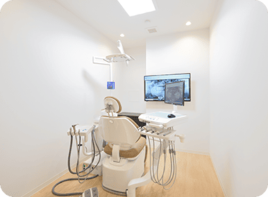 プライバシーを尊重した個室、半個室の診療室